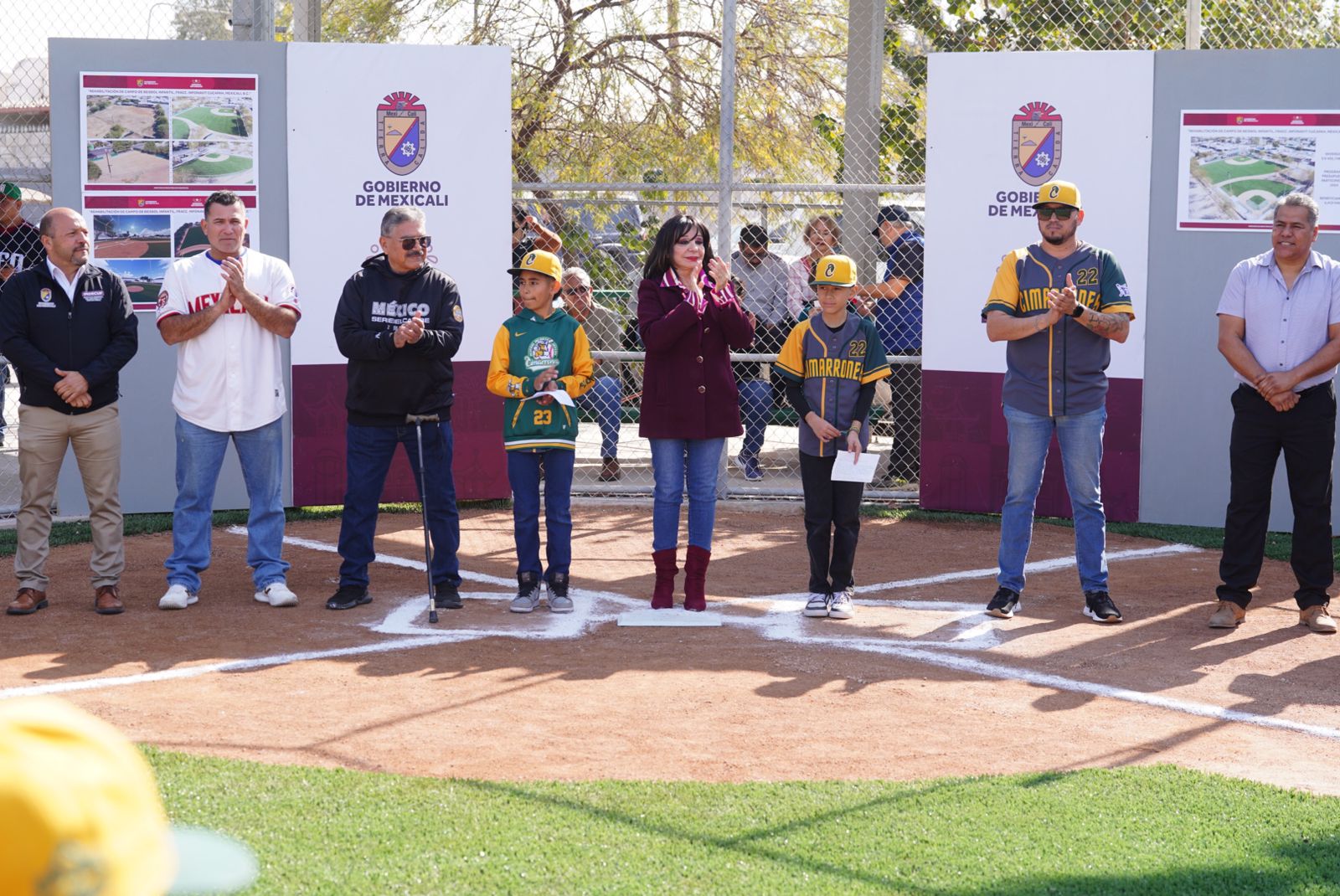 NORMA BUSTAMANTE ENTREGA RENOVADO CAMPO DE BÉISBOL EN INFONAVIT CUCAPAH