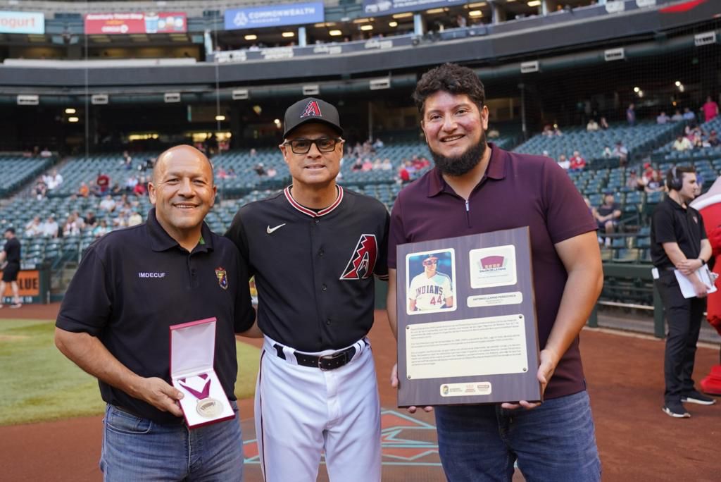 RECIBE TONY PEREZCHICA PLACA Y MEDALLA DEL SALÓN DE LA FAMA