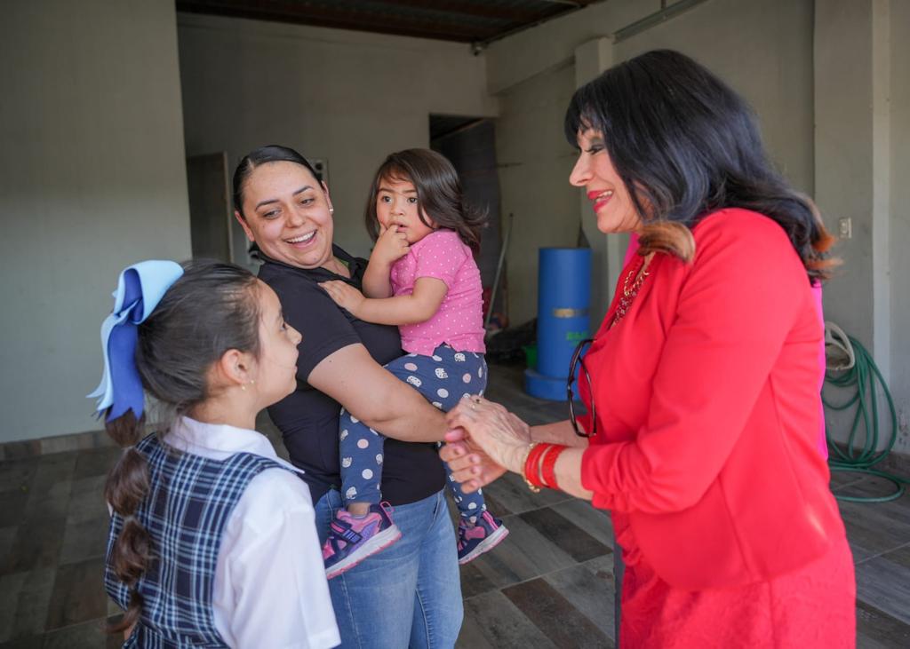 NORMA BUSTAMANTE VISITA HACIENDA DORADA PARA ESCUCHAR PETICIONES CIUDADANAS